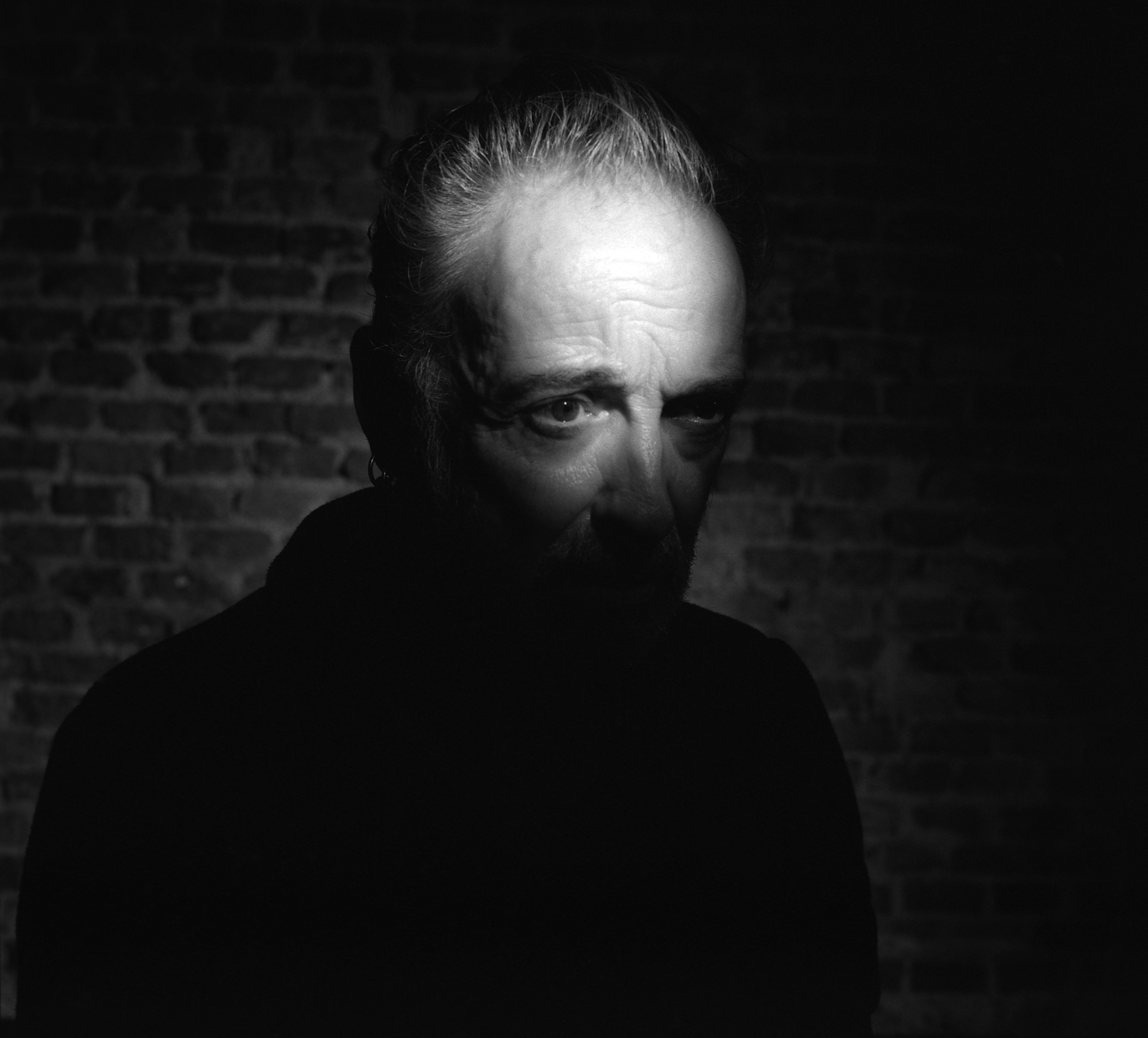 Autorretrato del artista en blanco y negro