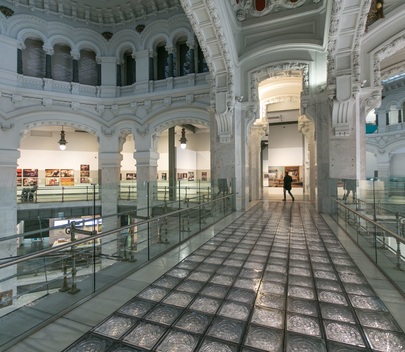 Interior de un edificio clásico con una exposición de Bienal