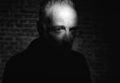 Autorretrato del artista en blanco y negro
