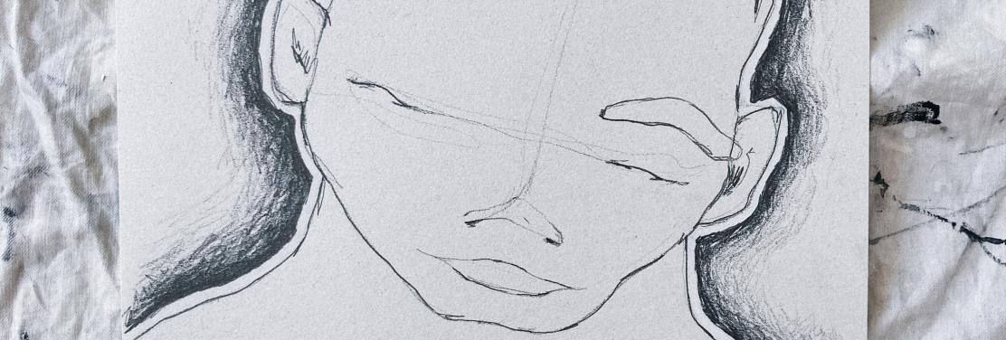 un rostro de una persona. su pelo se funde con el resto del papel, es infinito. lo rodea una fina línea de trazos negros que se diluyen hacia el exterior. En el centro de su pecho tiene una piedra preciosa, irregular, pero con los lados muy perfilados, que tiene alrededor esa misma fina línea de trazos negros que se diluyen hacia el exterior