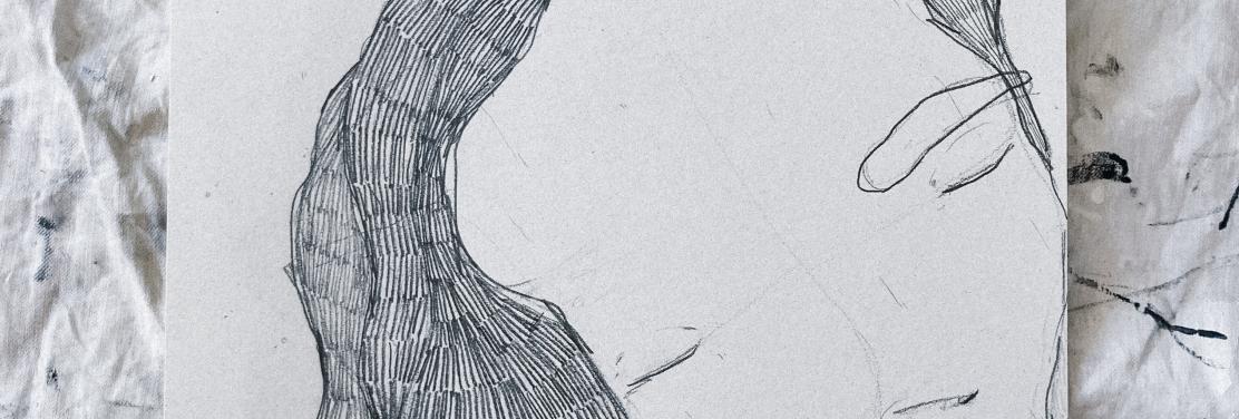 un rostro de una mujer con los ojos cerrados. le falta una ceja. La figura está en la parte inferior derecha, como con la cabeza ladeada. Sobre su cabeza hay una pequeña montaña de la que nace un brote de una planta.