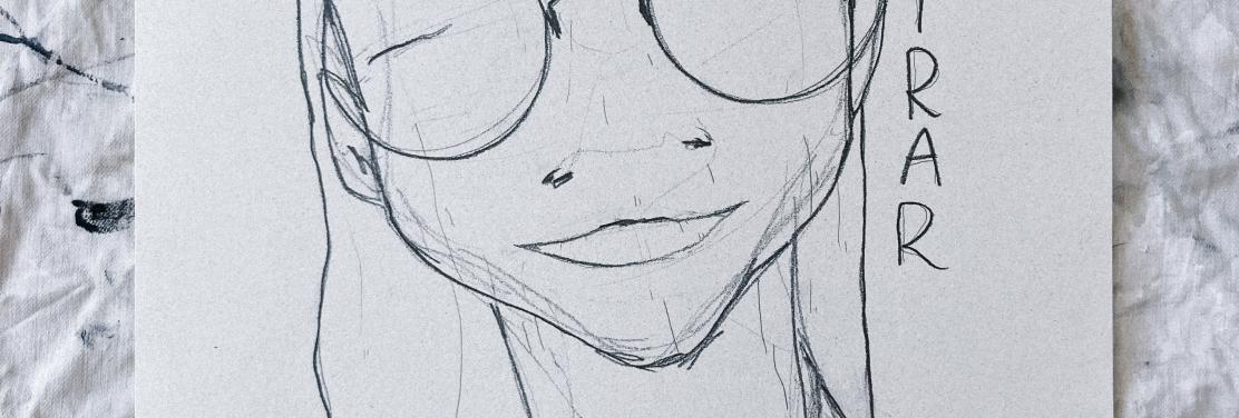 el busto de una persona con pelo largo y gafas redondas. tiene una sonrisa grande con la boca cerrada. en su pecho tiene dibujada una pequeña casa y un texto dice: he aprendido a RESPIRAR.