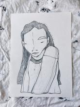 flota un retrato hasta mitad de cuerpo. parece una mujer, le falta una ceja. tiene el pelo a trazos negros y una postura como intentando protegerse el cuerpo con sus brazos, intentando no ser vista, intentando esconderse o quizá protegerse. hay una frase escrita: el dolor duele.