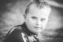 Fotografía de un niño con el pelo y la cara mojados por haber estado nadando