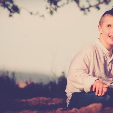 Imagen del niño Ioan Inchusta en el campo