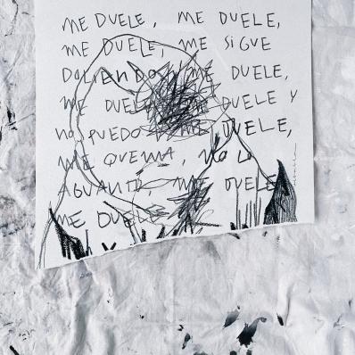 una obra rota, falta la mitad inferior de la lámina. se intuye un rostro al fondo con un tachón negro donde supuestamente se vería un ojo. no tiene ojos. y sobre este rostro está escrito en letras grandes y mayúsculas: me duele, me duele, me sigue doliendo, me duele, me duele, no puedo, duele, me quema, no lo aguanto…